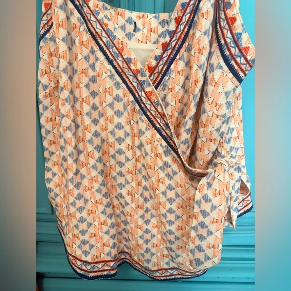 Buckle Miss Me Geo Surplice embroidered wrap  peach & navy tank top - Picture 8 of 15